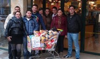 Jóvenes del PP de Andújar se vuelcan con la campaña solidaria de recogida de alimentos y juguetes