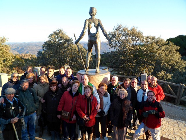 La peña Los Peregrinos celebral el XVII aniversario del 'Monumento al Peregrino'