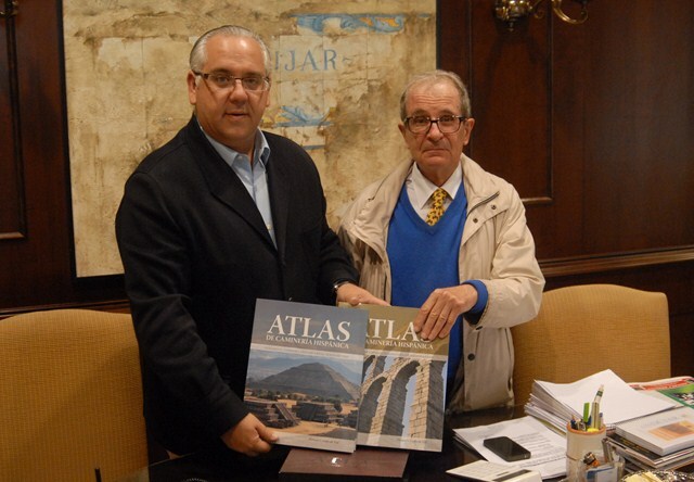 La asociación de Caminería Hispánica entrega al Ayuntamiento un ejemplar de su atlas