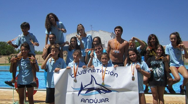 Más de 100 medallas en competición provincial para el Club de Natación Andújar