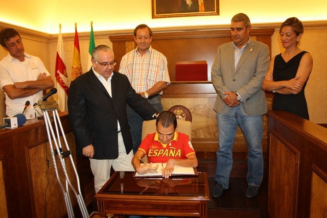 Miguel Tajuelo recibe el homenaje de la Corporación Municipal tras su diploma olímpico en los Paralímpicos de Londres