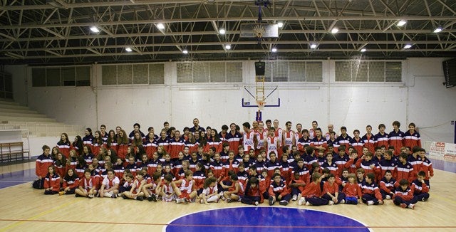 Puesta de largo de todos los equipos iliturgitanos de baloncesto y estreno con derrota del primer equipo de EBA