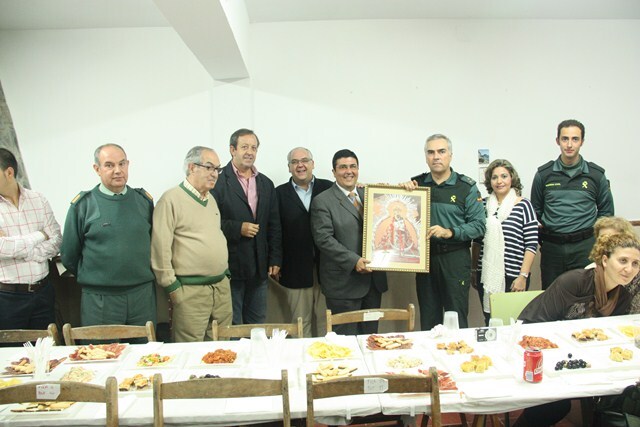 La Guardia Civil recibe un cuadro de la Virgen a manos de la Cofradía Matriz