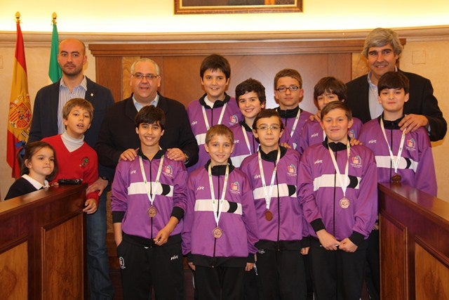 Reconocimiento institucional a la labor de nueve jóvenes promesas del baloncesto andujareño