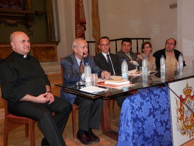 El conocido sacerdote y profesor Juan María Laboa dice en la ciudad que la caridad es la base de la fe