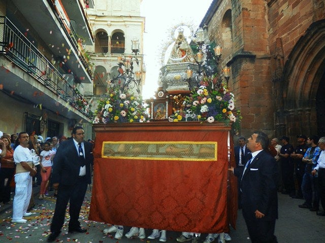 La imagen de La Morenita se pasea por las calles de Andújar