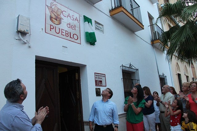 El PSOE destaca el espíritu de la Casa del Pueblo en un mural cerámico