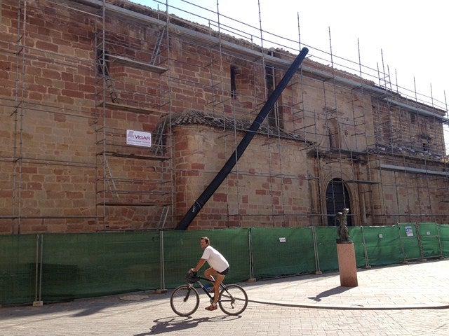 Unas obras van a reformar todo el tejado de la parroquia de Santa María la Mayor