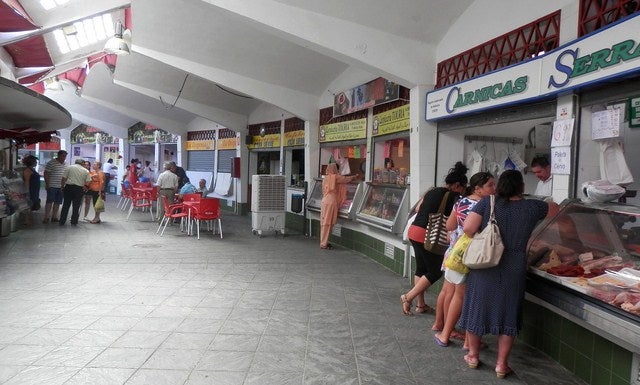 La Plaza de Abastos pierde este verano la intensa actividad de otros años aunque mantiene su calidad