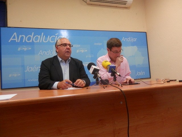El PP acusa a la Junta de defender la Escuela Pública pero mantenerse al margen