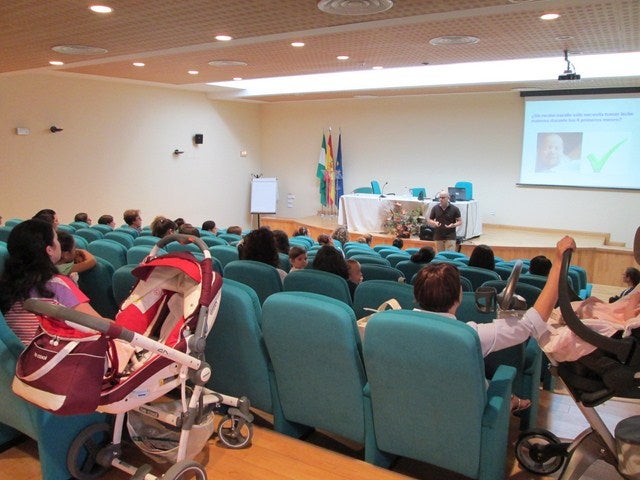 50 padres asisten a la charla sobre el llanto del bebé