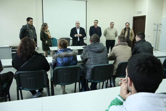 Quince jóvenes participan en un taller de apicultura para impulsar su futuro sector