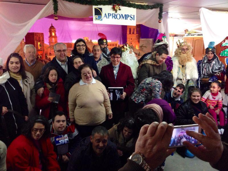 Los Reyes Magos se acercan en Andújar a los niños, enfermos y discapacitados antes de emprender el recorrido por las calles de la ciudad