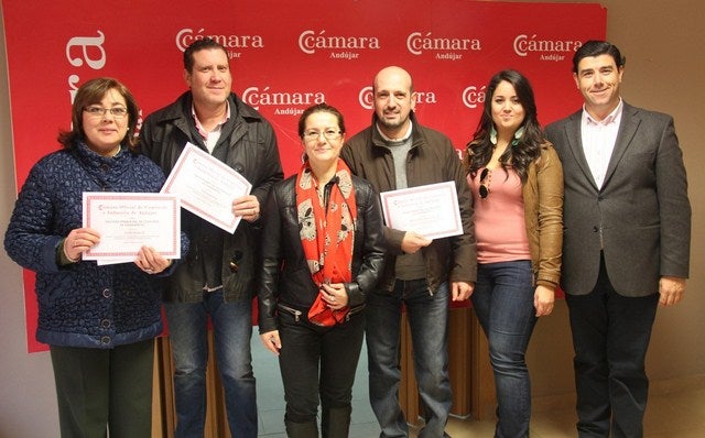 Los comercios galardonados por el concurso de escaparates reciben sus premios