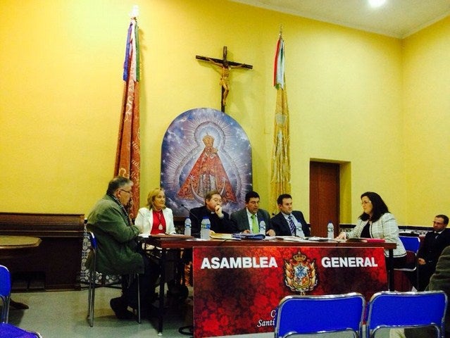 Los cofrades votan por unanimidad convocar una asamblea extraordinaria para la reforma de los estatutos
