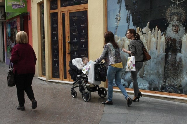 Andújar presume de Semana Santa a través de fotografías de gran formato en los escaparates comerciales