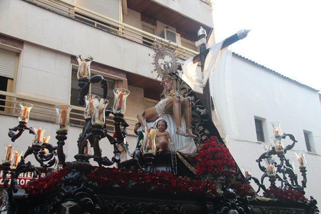 Andújar se viste en de dolor y consternación durante toda la jornada de Viernes Santo