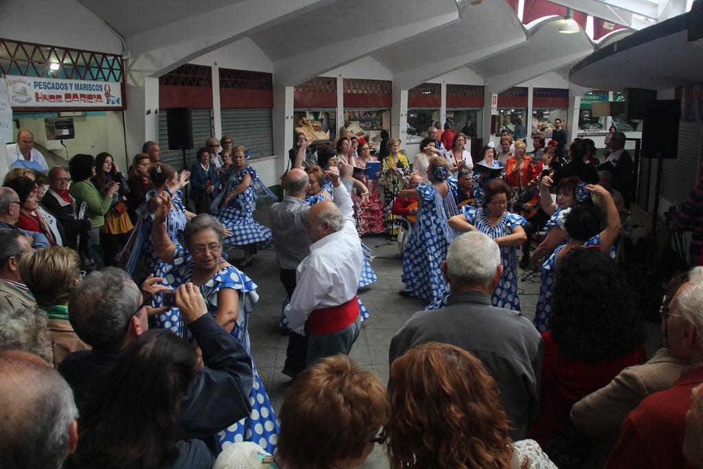 Cantes y bailes por sevillanas para ambientar las compras en La Plaza como preludio de la Romería