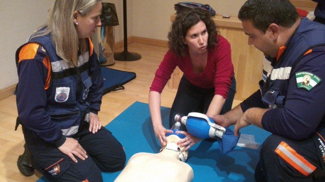 Profesionales del Hospital Alto Guadalquivir aportan nociones sobre primeros auxilios a voluntarios de Protección Civil