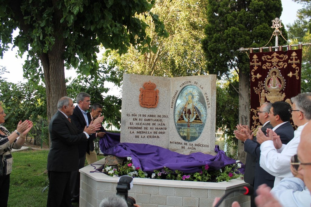 Jaén resalta el fervor a la patrona de la diócesis con un monolito