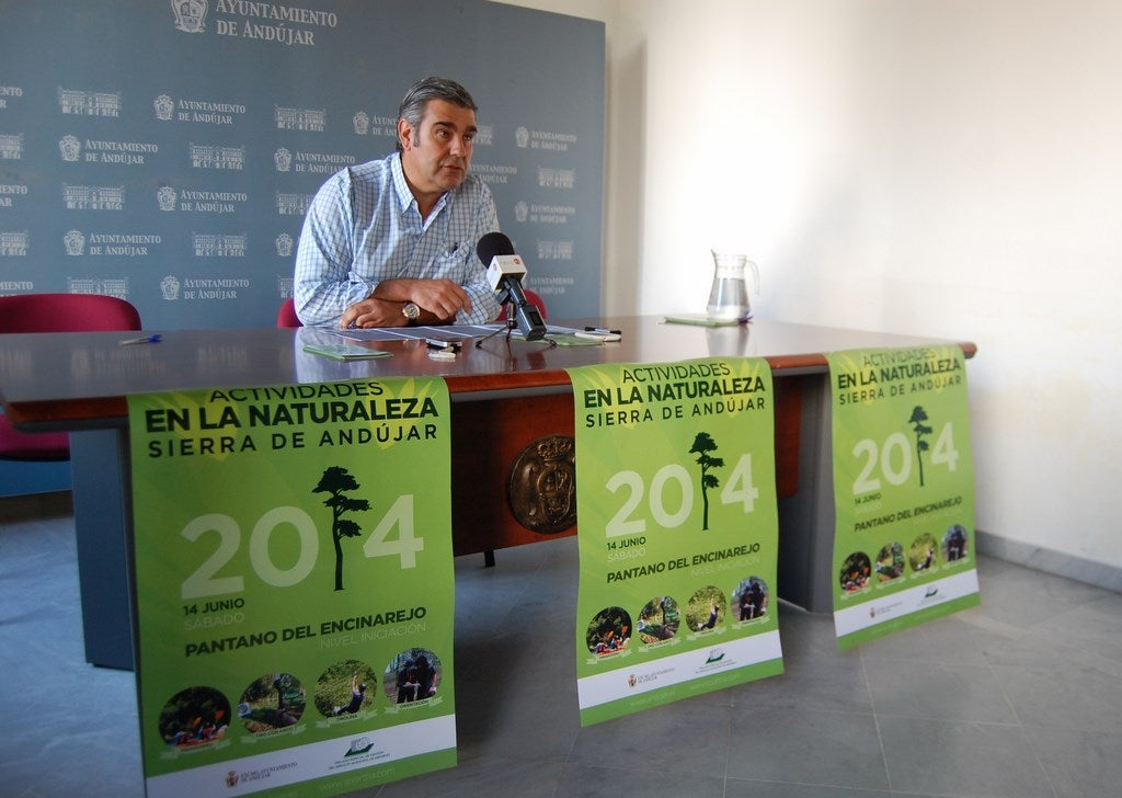 La concejalía de Deportes fomenta la práctica del piragüismo, tirolina o tiro con arco en pleno parque natural