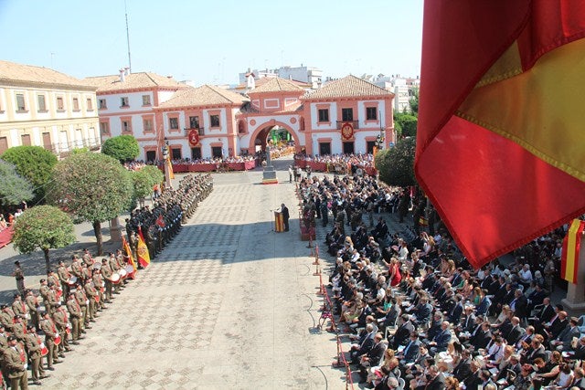 Andújar se vuelca en el acto de jura civil a la bandera de España
