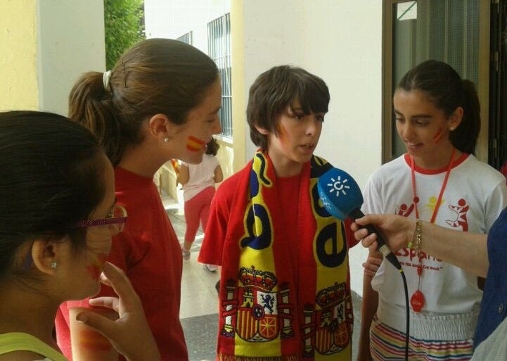 El alumnado del Capitán Cortés celebra la proclamación del rey Felipe VI