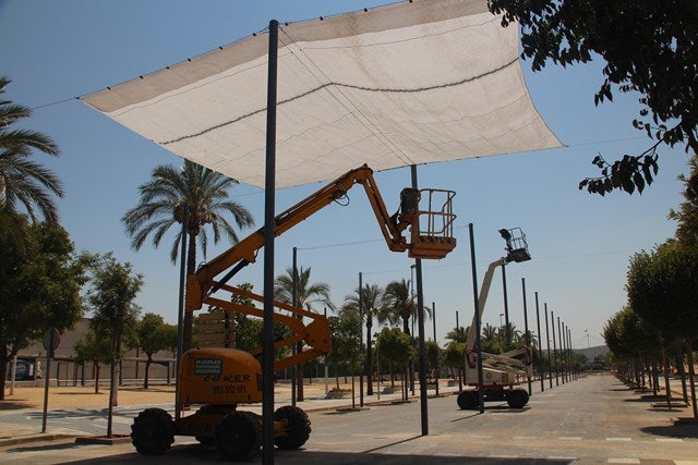 Un paseo a la sombra para refrescar el ambiente en Feria