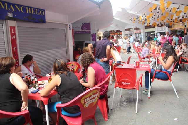 La Plaza de Abastos propicia un buen ambiente festivo con una sardinada