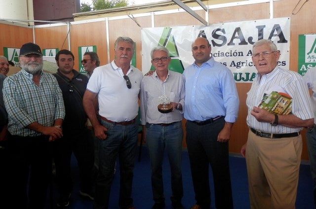 La dinastía Flores Albarrán recibe un homenaje de ASAJA en la Feria Multisectorial