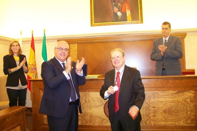 El insigne escultor Miguel Fuentes del Olmo recibe la medalla de oro de la ciudad