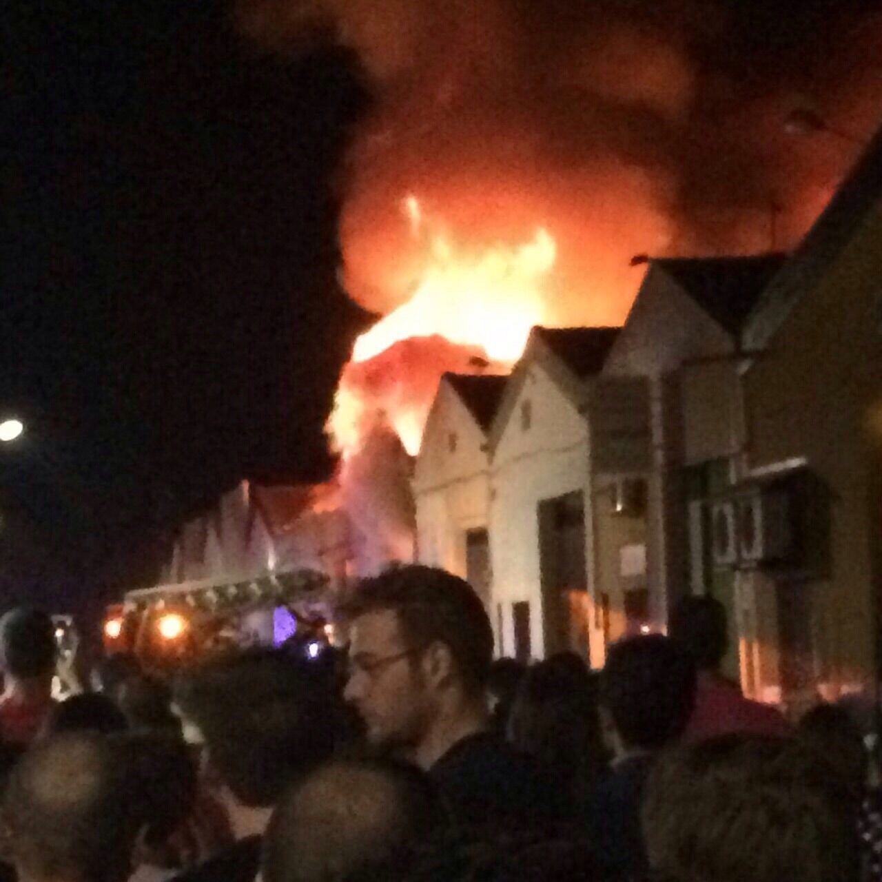 Continúa activo el incendio de tres naves en el Polígono Miranda