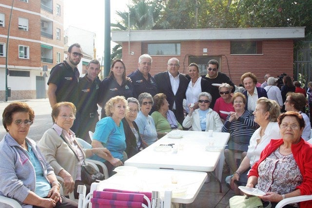 200 mayores se reúnen y divierten entorno a unas buenas gachas