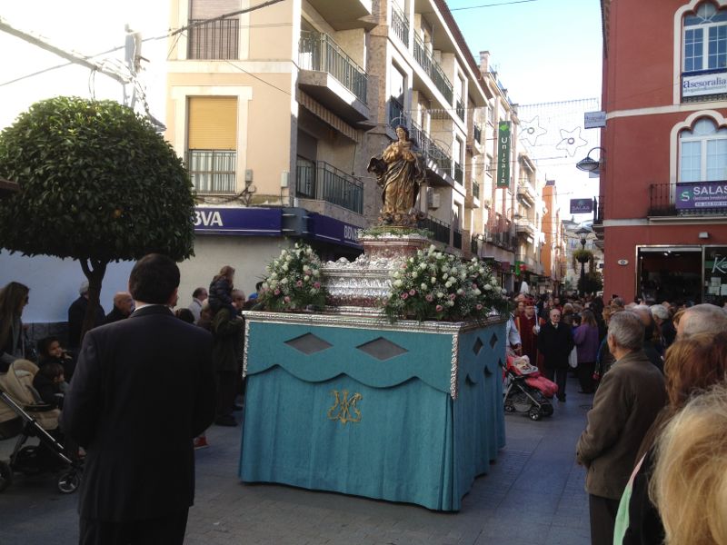 Numerosas hermandades arropan en una fría mañana a la Inmaculada