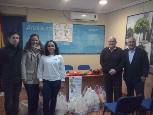 Nuevas Generaciones recauda cerca de 100 kilos de alimentos y productos para Cáritas