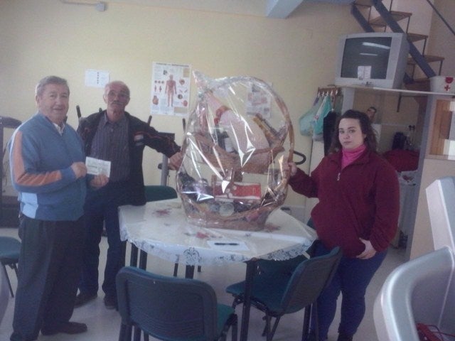 La Asociación Corazón y Esperanza hace entrega de la cesta al premiado del sorteo de Navidad