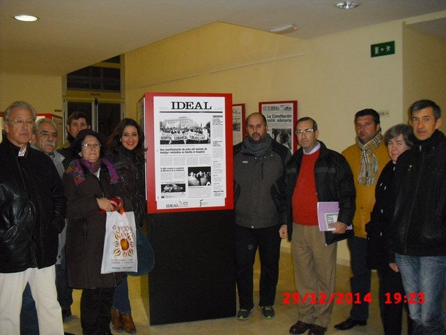 Una delegación de Izquierda Unida visita la exposición de portadas conmemorativas del 75 aniversario de IDEAL