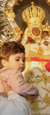 Con mirada de niño para 'La Morenita' por la Candelaria