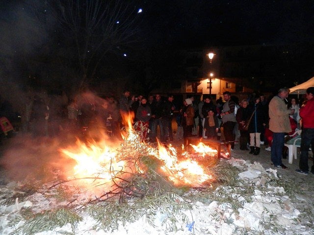 Un total de 28 hogueras prenden en ‘La Fiesta de las Candelas’, que alcanza su 25 aniversario