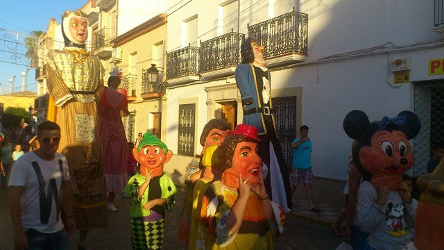 Tarde de gigantes y cabezudos en Lopera