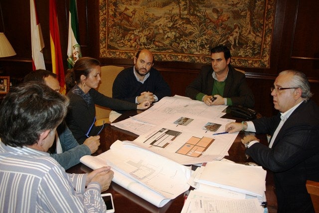 El Ayuntamiento ultima con Burguer King el proyecto de apertura del establecimiento que creará hasta 30 empleos