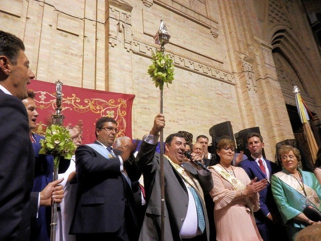 Cientos de devotos acompañan a La Morenita en su procesión y traslado tras la novena