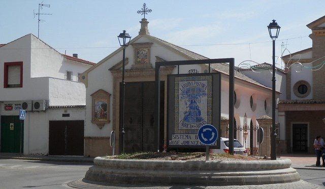 El entorno de la iglesia de la Divina Pastora recupera el mural cerámico de la talla de la imagen