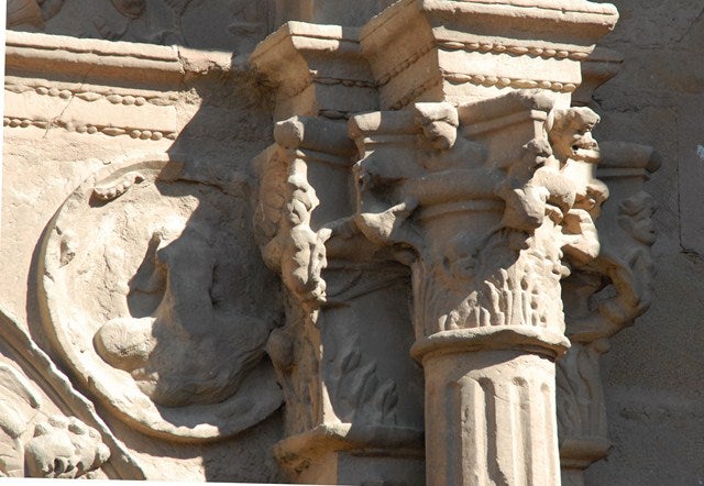 La Semana de San Miguel resalta la riqueza de la portada plateresca de la parroquia