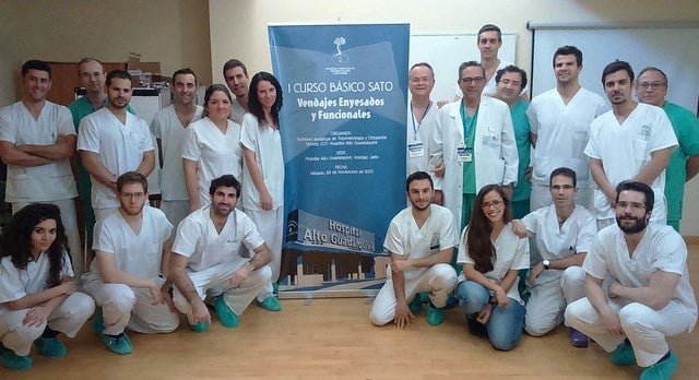 El Hospital Alto Guadalquivir ofrece a sus residentes un curso práctico de vendajes y enyesados