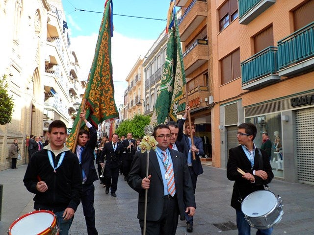 Cohetes y redoble de tambores invitan al inicio de la Romería con el Convite de banderas
