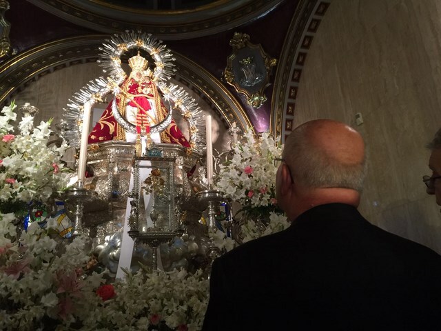 El nuevo obispo de Jaén en oración frente a la Virgen de la Cabeza. IDEAL