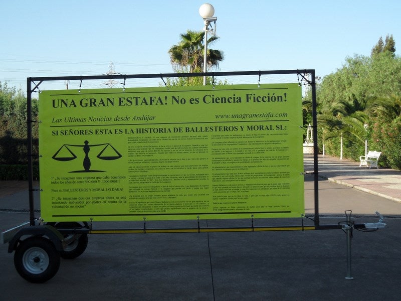 Pancarta que recorre las calles de Andújar con la denuncia de Manuel Ballesteros. IDEAL.