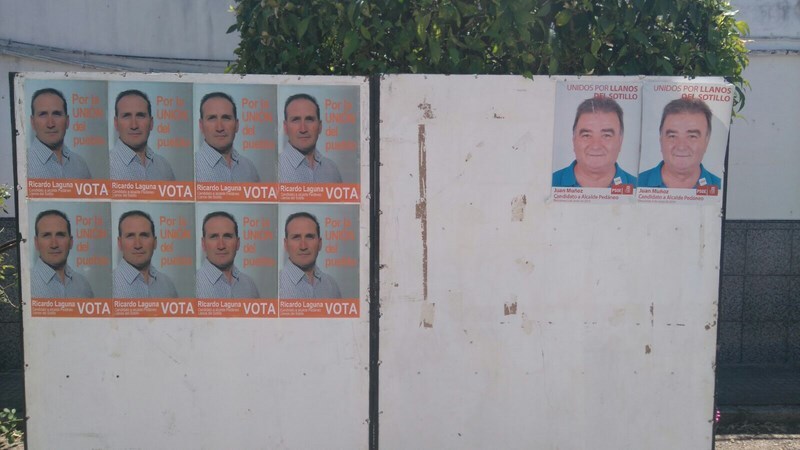 Panel electoral en Llanos del Sotillo donde han arrancado algunos carteles del candidato socialista. 