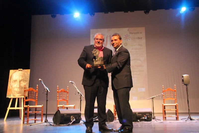 El alcalde de Andújar hizo entrega del galardón al director de RTVA. 